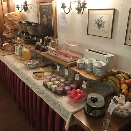 Petit Helvetia Budget Hotel-3